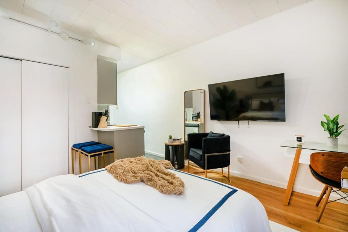 74-1c New With Private Outdoors - Gym Apartment