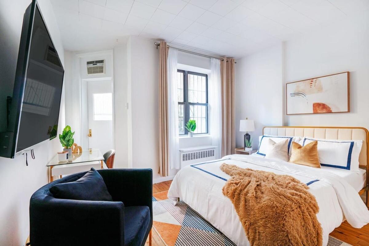 74-1c New With Private Outdoors - Gym Apartment