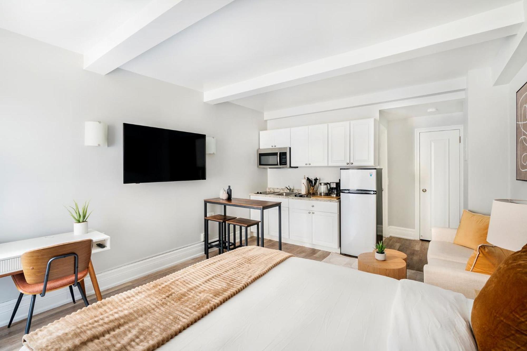 Apartment 73-410 Luxury 24 Dm New Uws Gym Laundry *