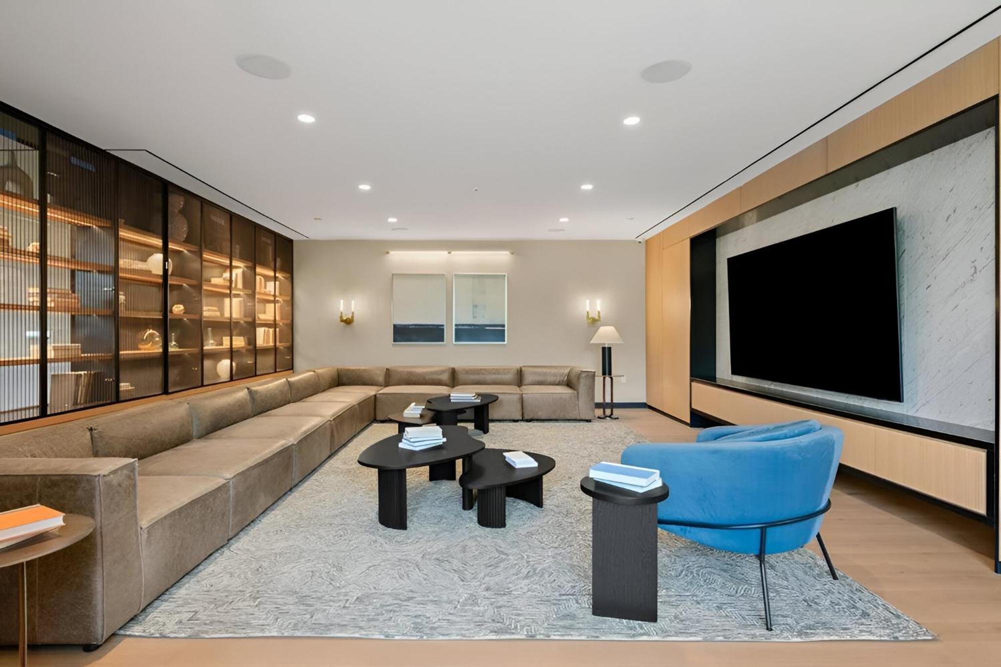 Apartment Posh With Luxe Amenities In Prime Location!