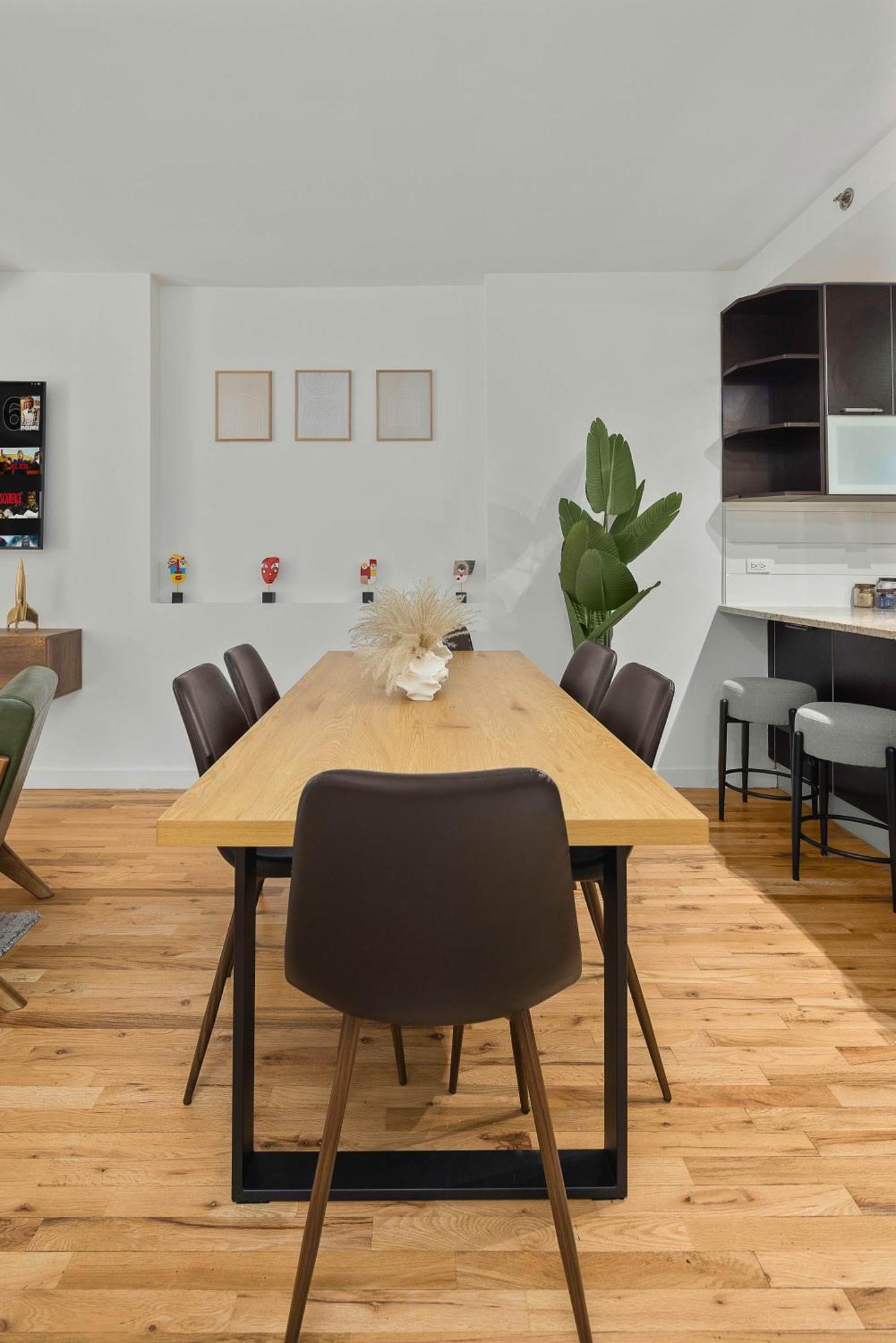 Spacious 2br Steps From Times Square & Broadway
