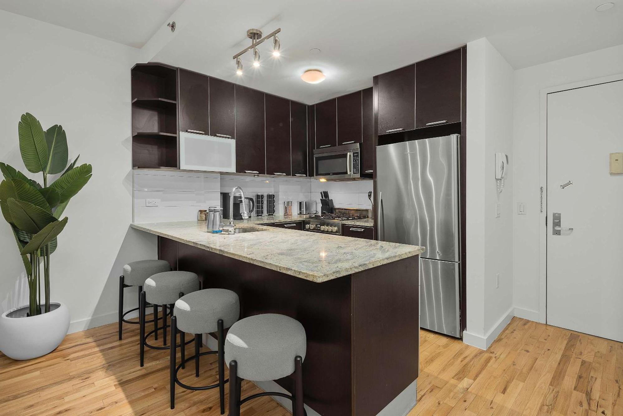 Spacious 2br Steps From Times Square & Broadway Apartment *