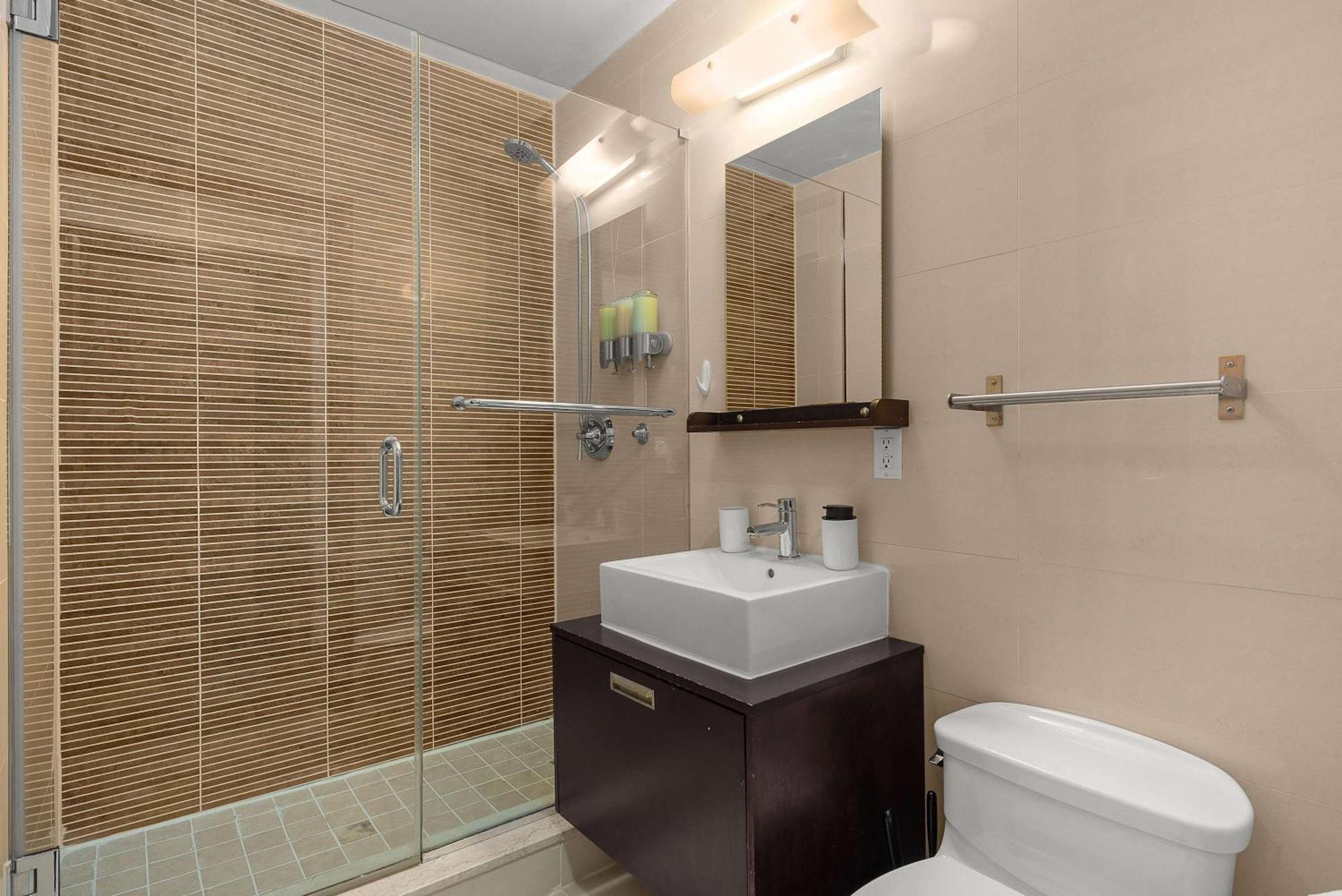 Spacious 2br Steps From Times Square & Broadway