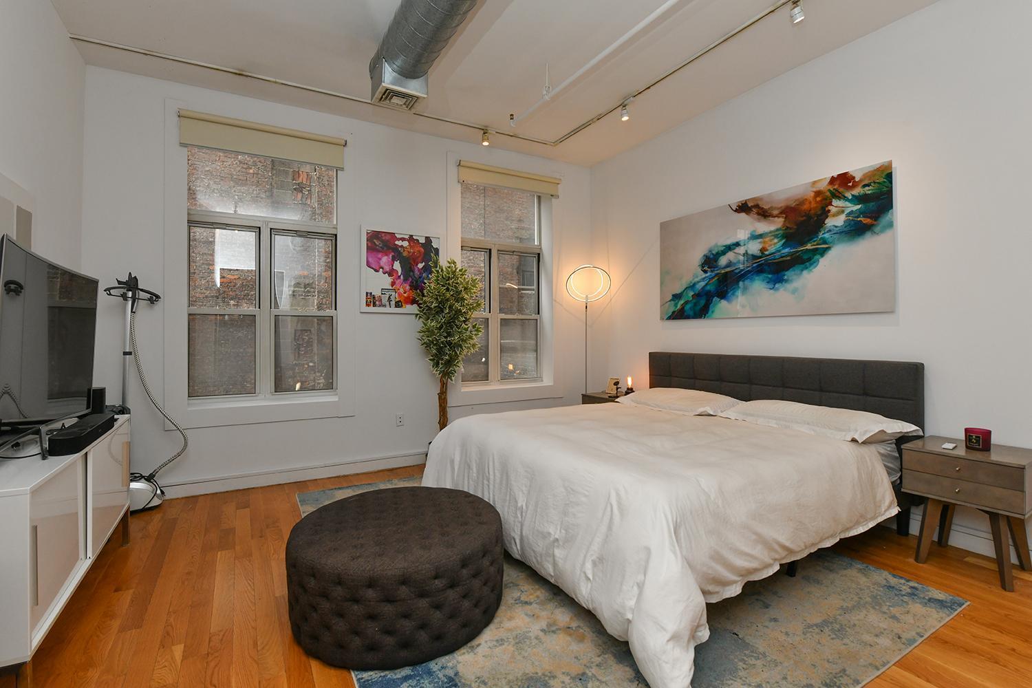 Luxury 2 Bedroom Soho Loft Apartment *