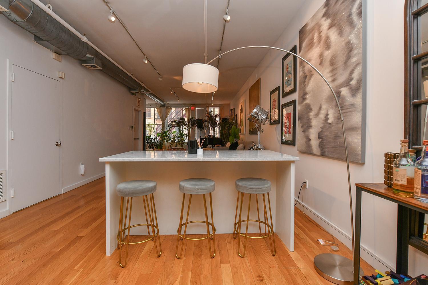 Luxury 2 Bedroom Soho Loft Apartment *