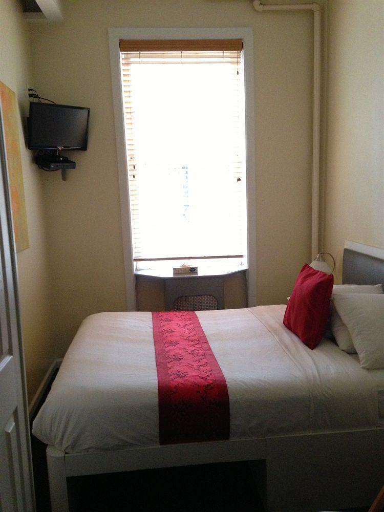 Colonial House Bed & Breakfast 3*