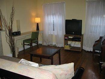Off Park Apartment *