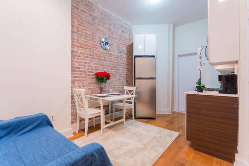 Beautiful 1 Bedroom Apartment *