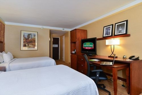 Courtyard By Marriott Laguardia Airport