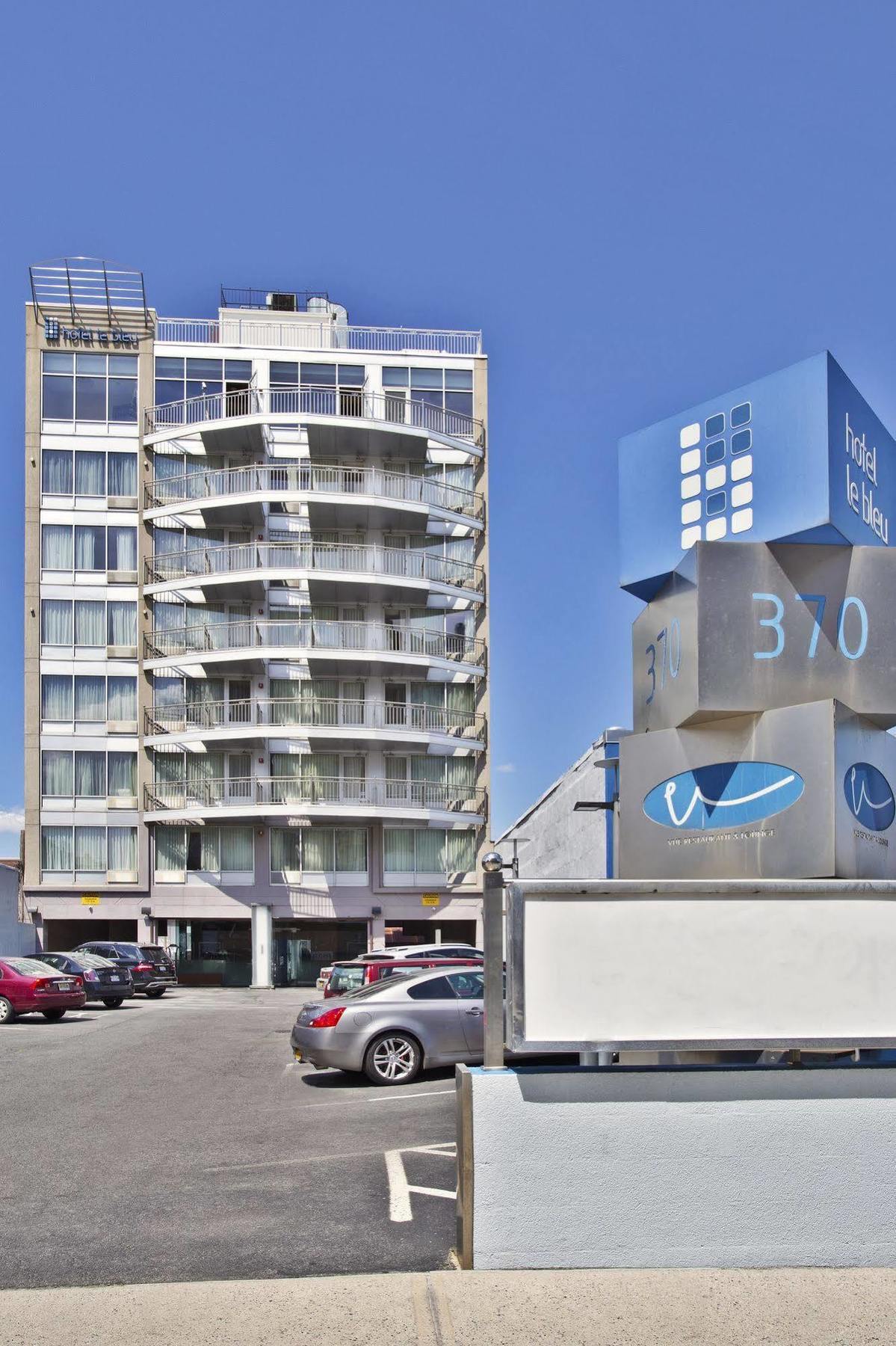 Le Bleu Hotel