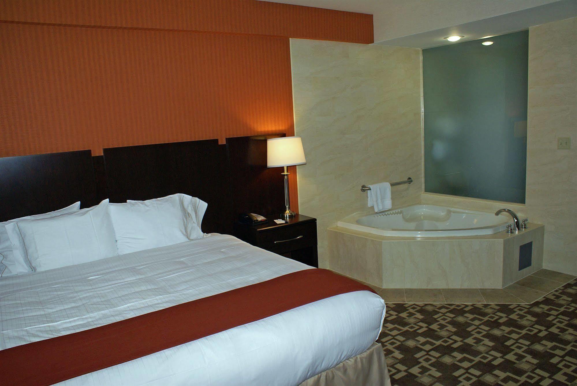 Express Maspeth By Ihg Hotel 2*