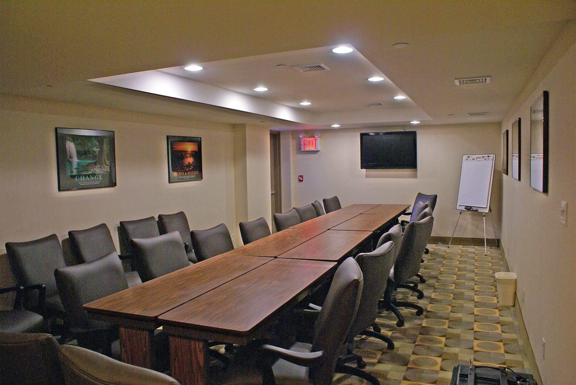 Hotel Express Maspeth By Ihg New York