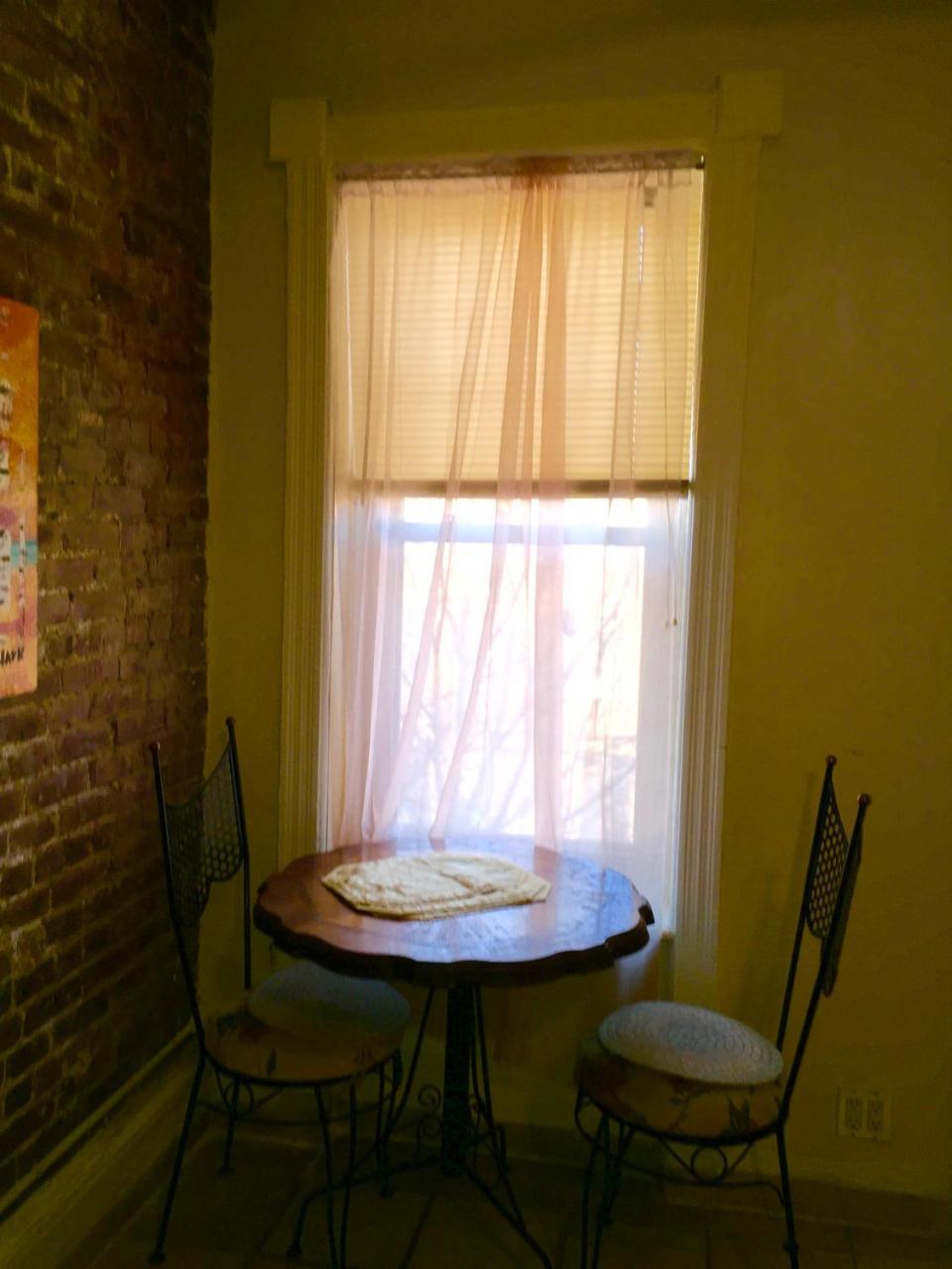Brownstone Clark Historic Studio Apartment *