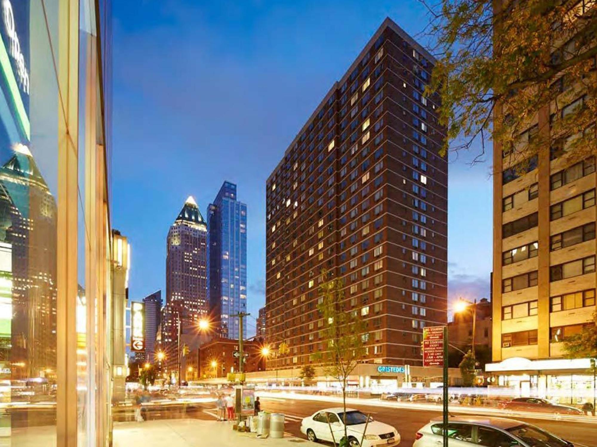 Walk To Broadway, Times & Central Park Apartment