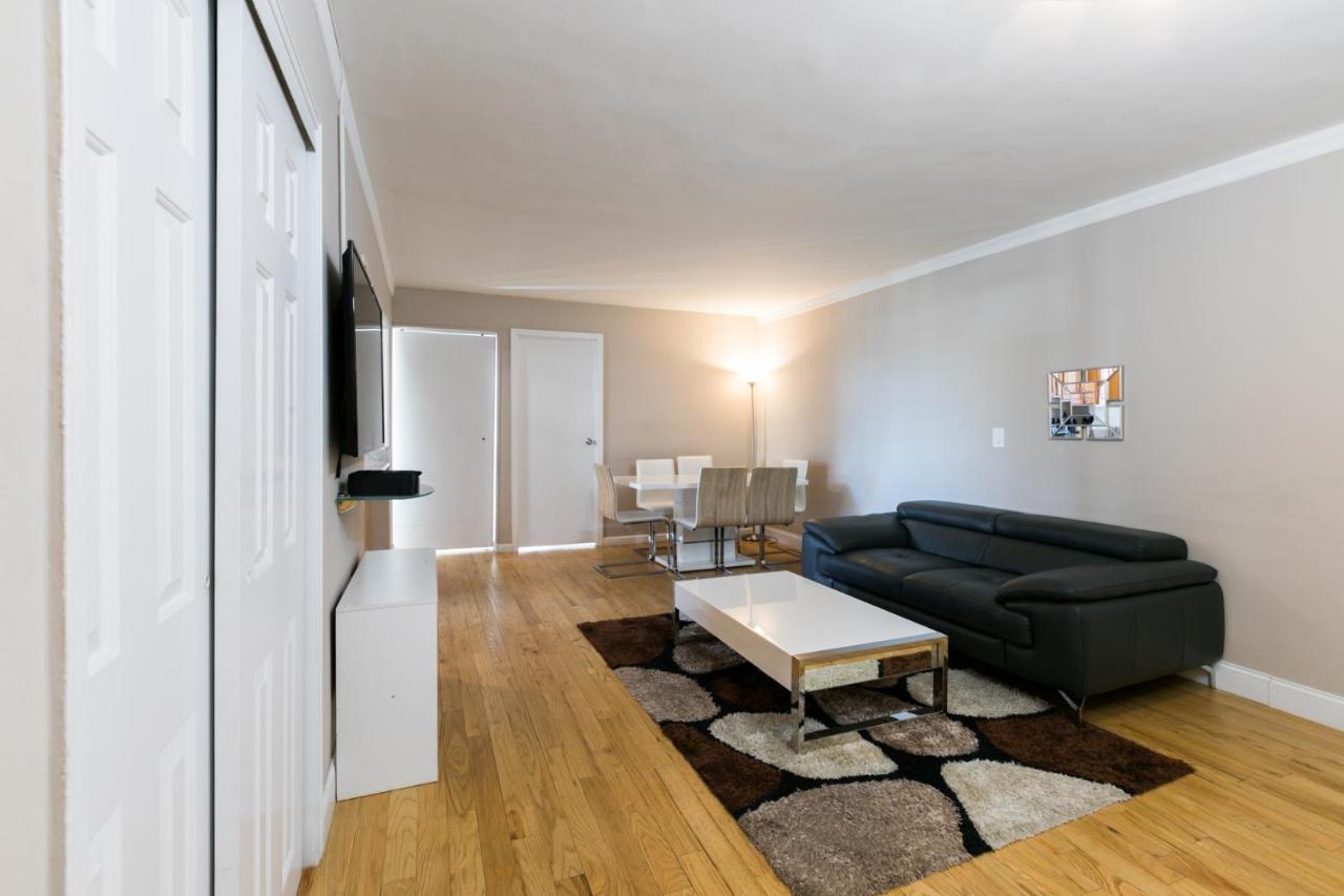 3 Bedrooms With Private Balcony By Central Park Apartment *