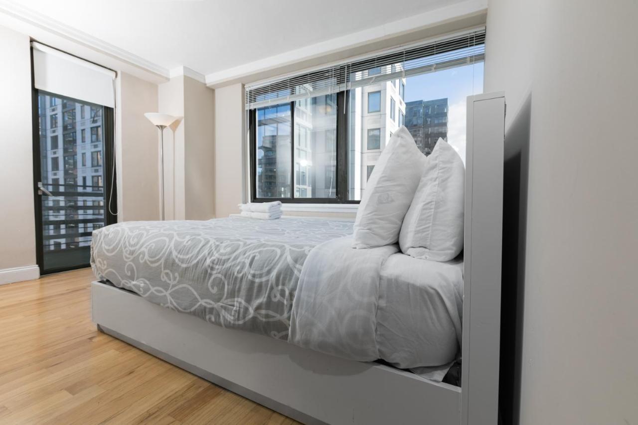3 Bedrooms With Private Balcony By Central Park Apartment *
