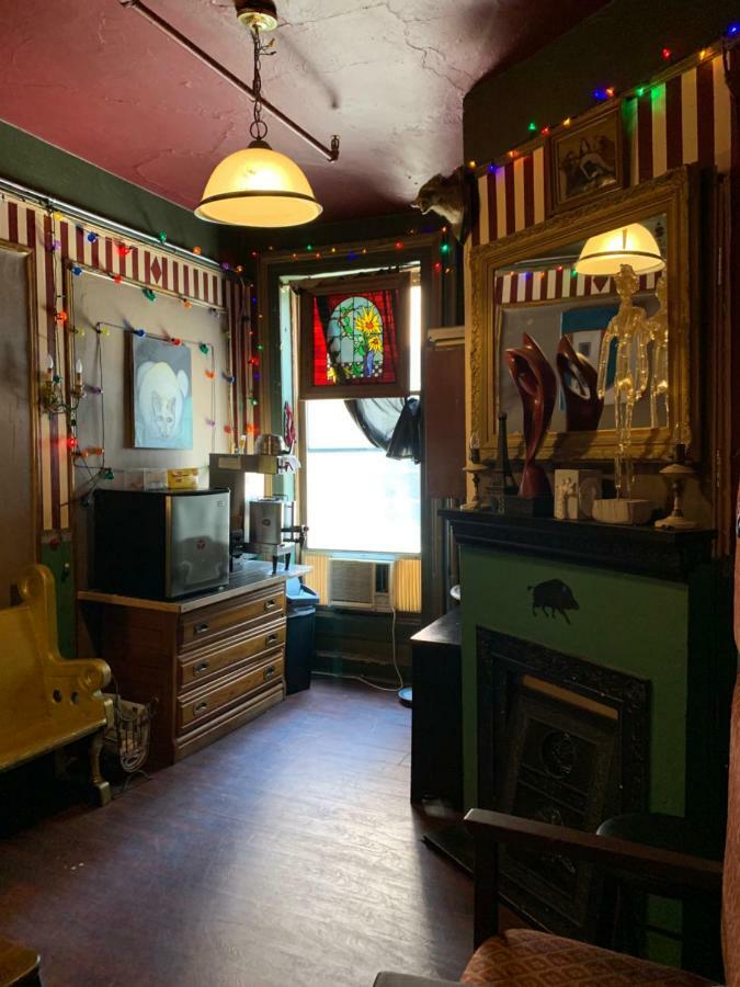 Carlton Arms 2*