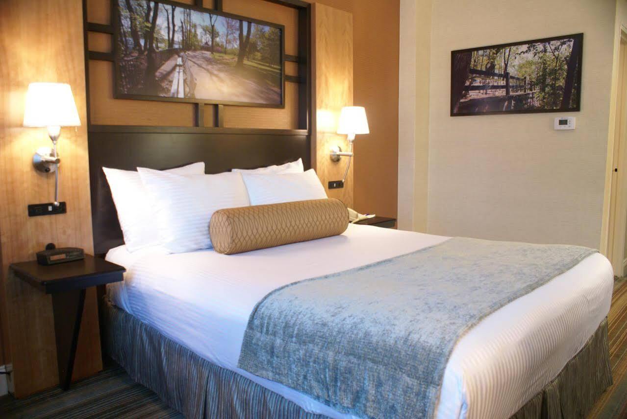 Western Queens Gold Coast Hotel 3*