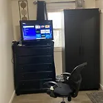 Cozzy Room With Private Entrance And Drive Way