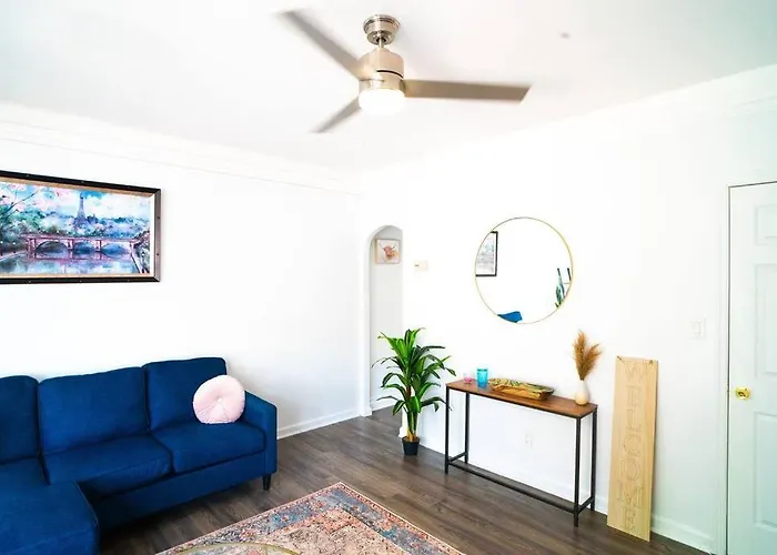 Beautiful 3-Bedroom Home In Brooklyn With Parking