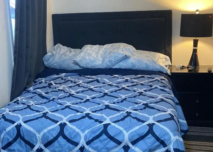 Cozzy Room With Private Entrance And Drive Way