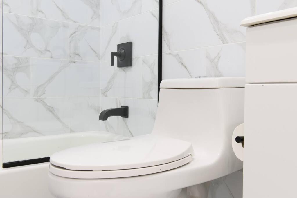 Apartment 240-14 New Prime Location W&d In Unit *