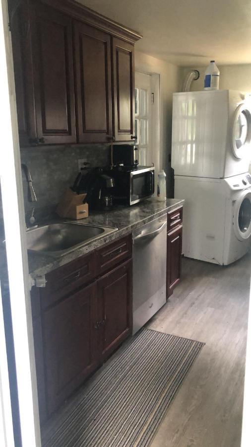 Cozzy With Private Entrance And Drive Way *