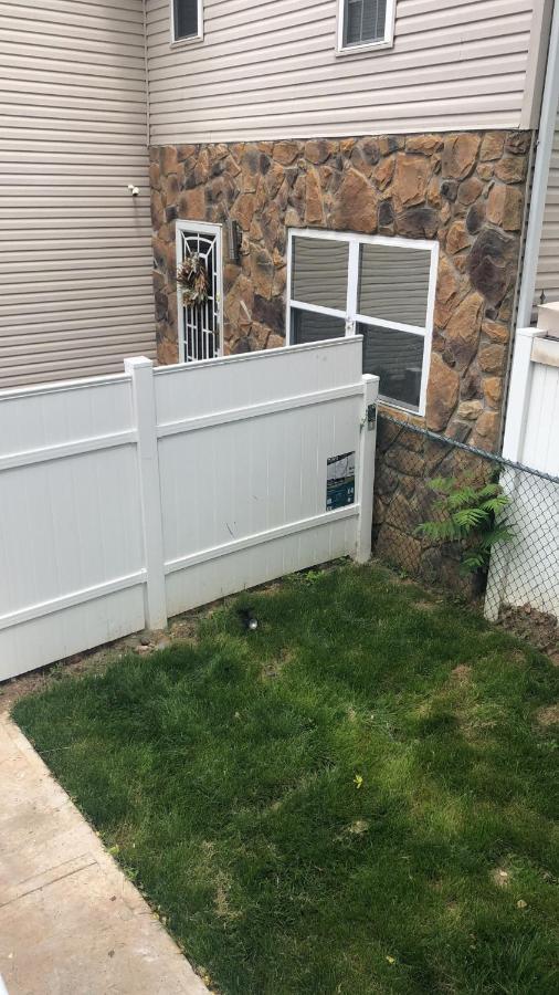 Cozzy With Private Entrance And Drive Way