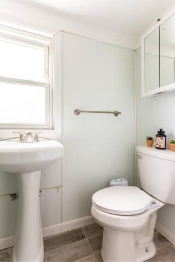 Cozzy With Private Entrance And Drive Way *