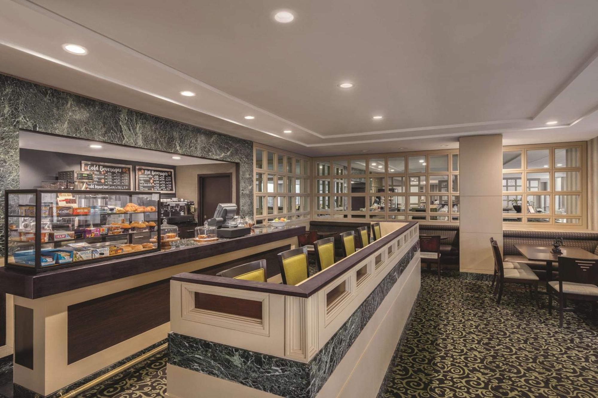 Doubletree By Hilton New York-laguardia 3*