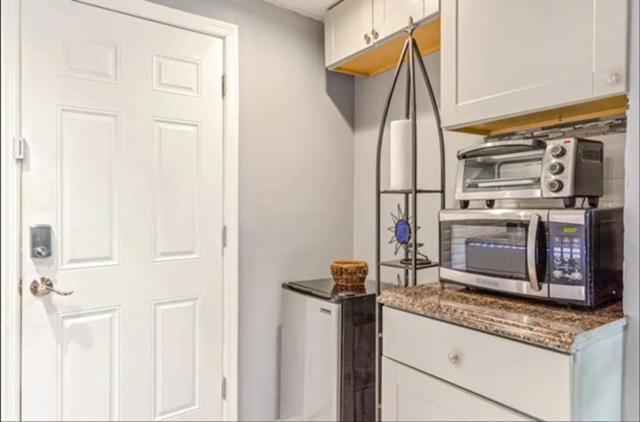 Summer Getaway In Brooklyn Private Room, Bath, Kitchen & Backyard Apartment