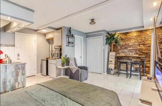 Apartment Summer Getaway In Brooklyn Private Room, Bath, Kitchen & Backyard *