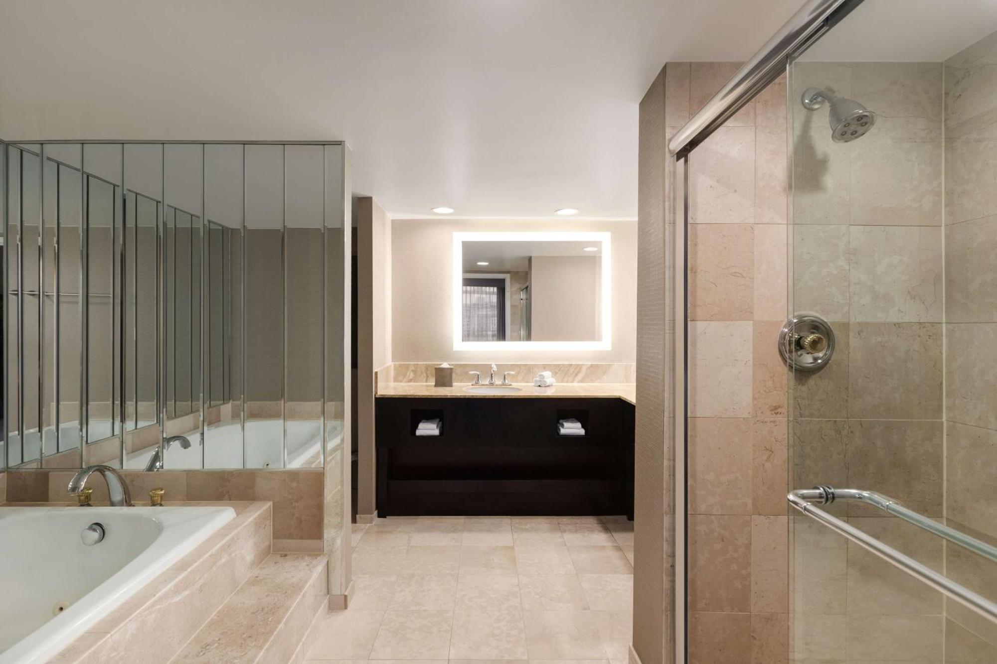 Doubletree By Hilton New York-laguardia 3*