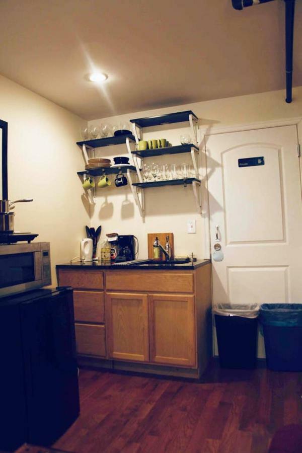 Beautiful Historic Townhouse W/ Backyard