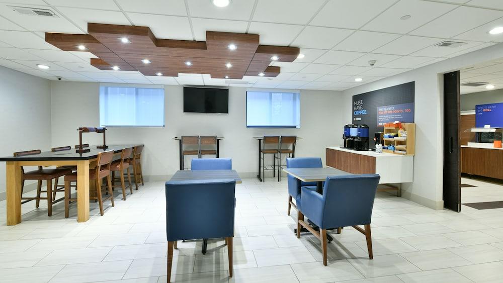 Express Staten Island West, An Ihg