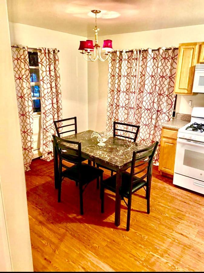 Large 3-bedrooms/2-bath Apt, One Block To Train Homestay
