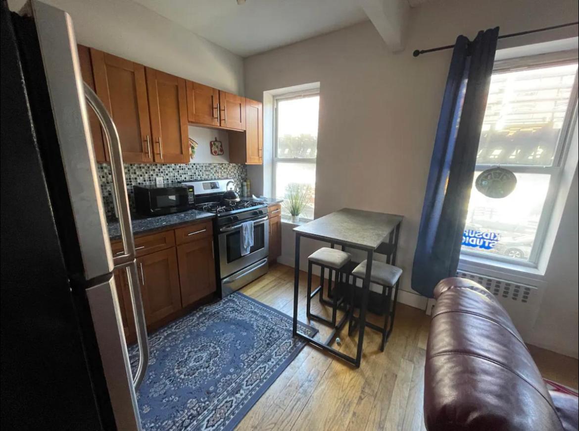 Apartment Gem. Williamsburg 2 Bedroom. *