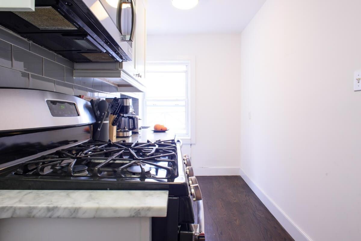 39-3 Newly Renovated 3 Bedroom Prime Midtown Sleeps 6 * New York