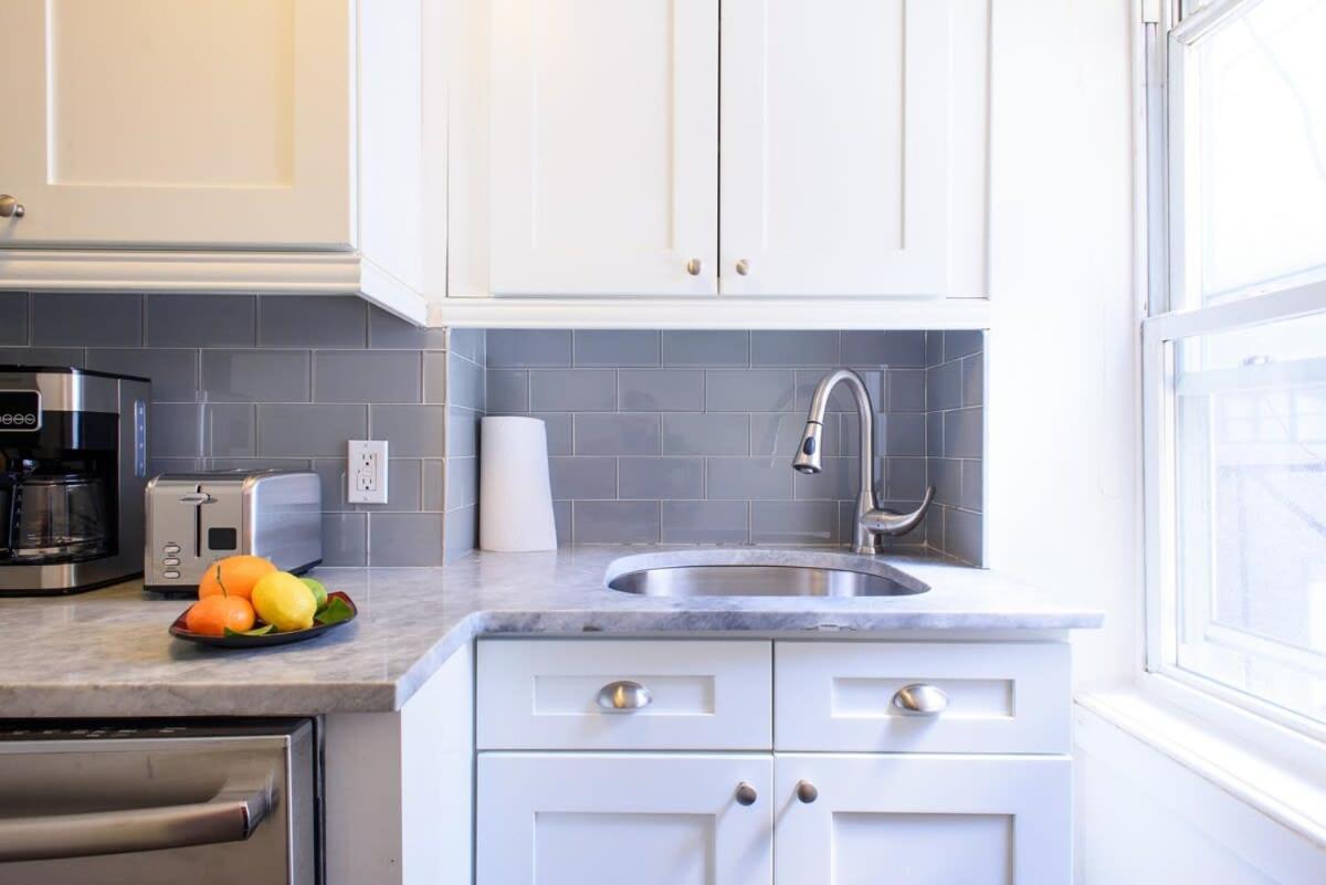 39-3 Newly Renovated 3 Bedroom Prime Midtown Sleeps 6 *