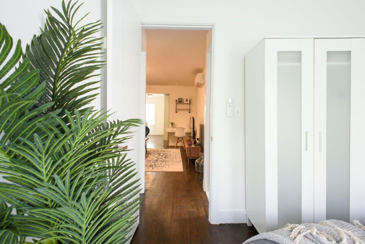 39-3 Newly Renovated 3 Bedroom Prime Midtown Sleeps 6 New York