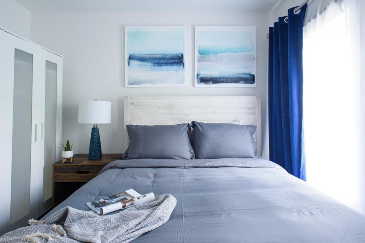 39-3 Newly Renovated 3 Bedroom Prime Midtown Sleeps 6 Apartment *