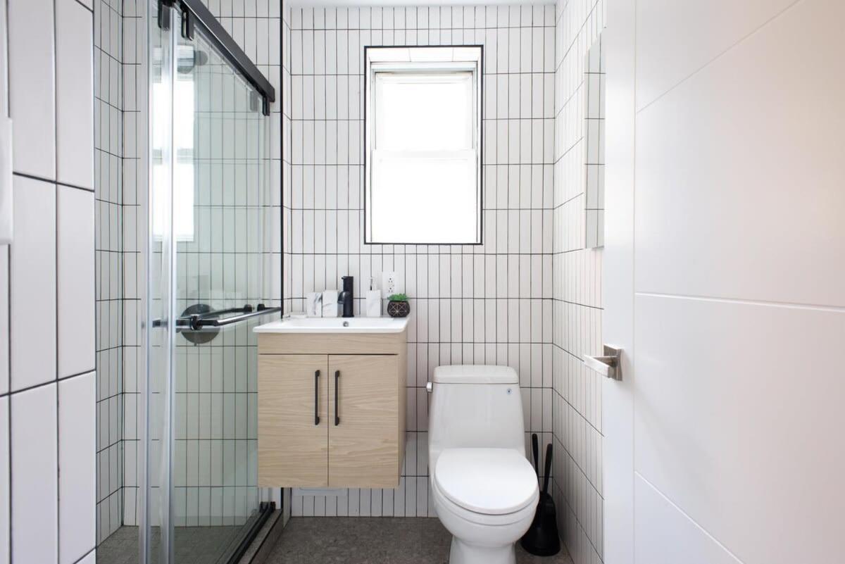 39-3 Newly Renovated 3 Bedroom Prime Midtown Sleeps 6 New York