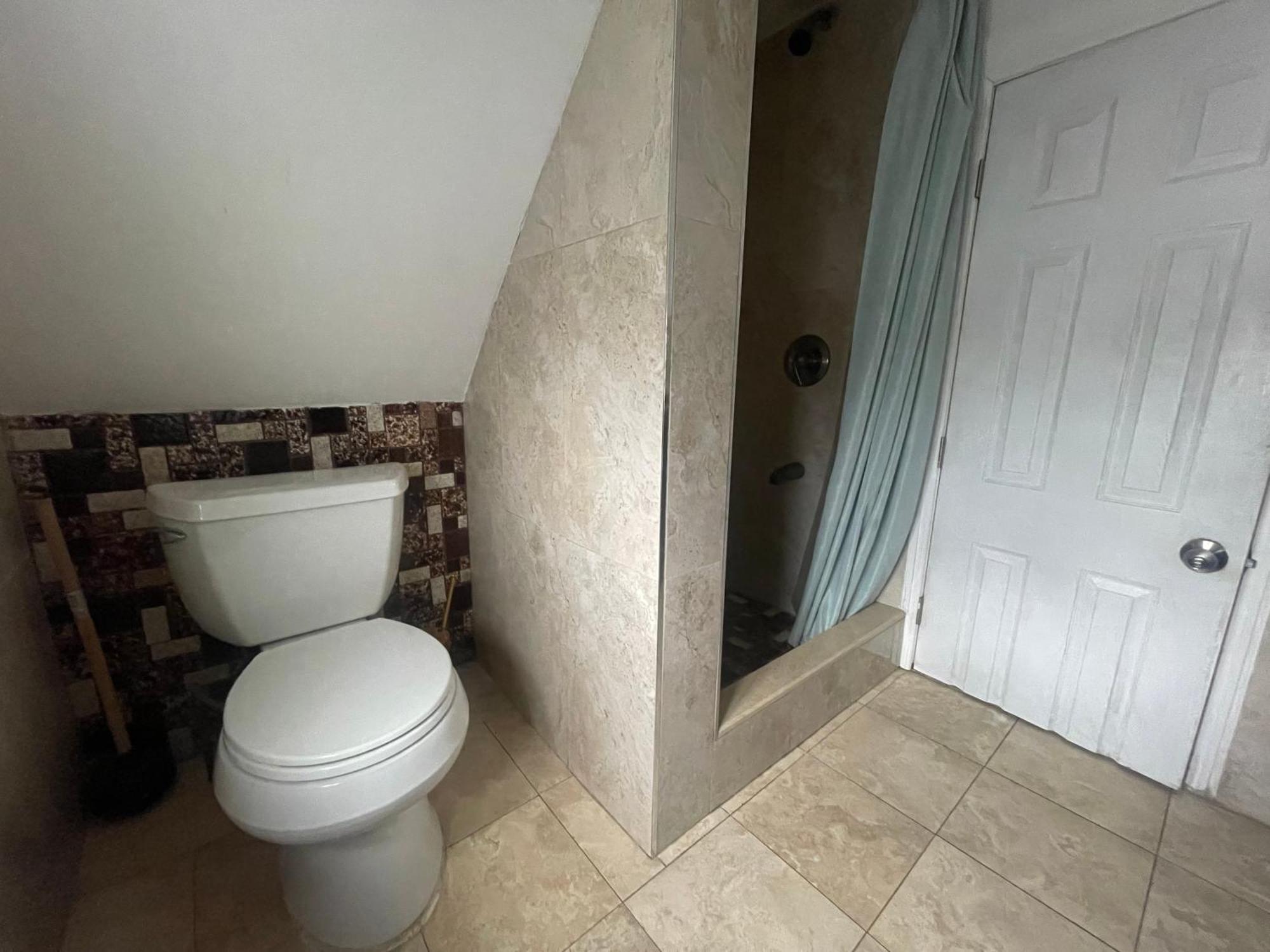 Private Loft 5 Min Away From Lga Apartment