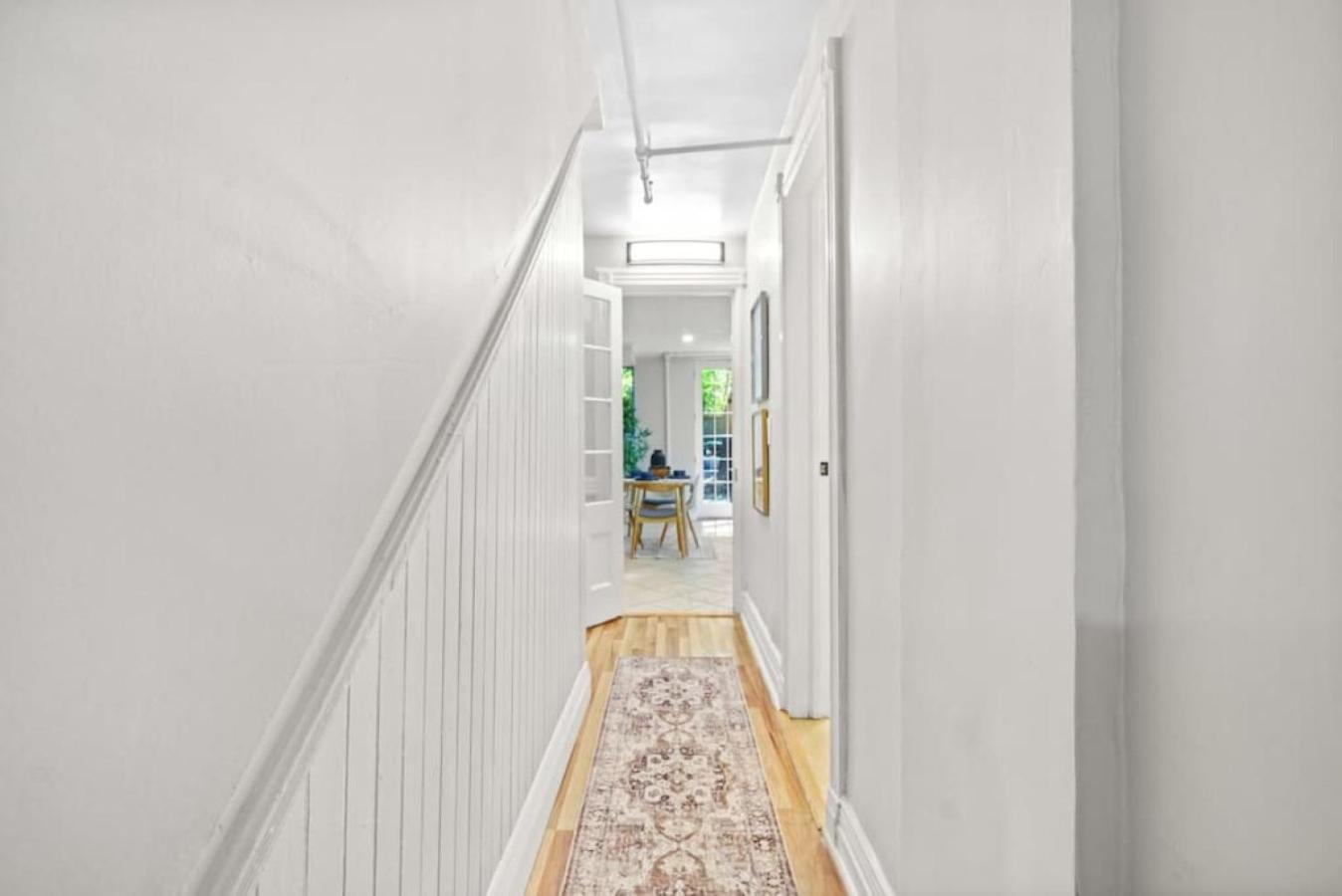 Holiday home Newly Renovated 2br W Rare Private Backyard And Bbq