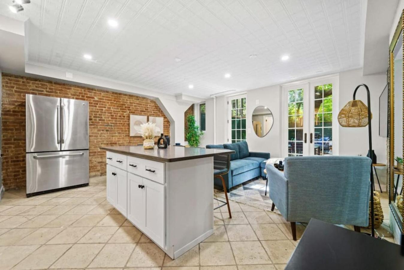 Newly Renovated 2br W Rare Private Backyard And Bbq Holiday home New York