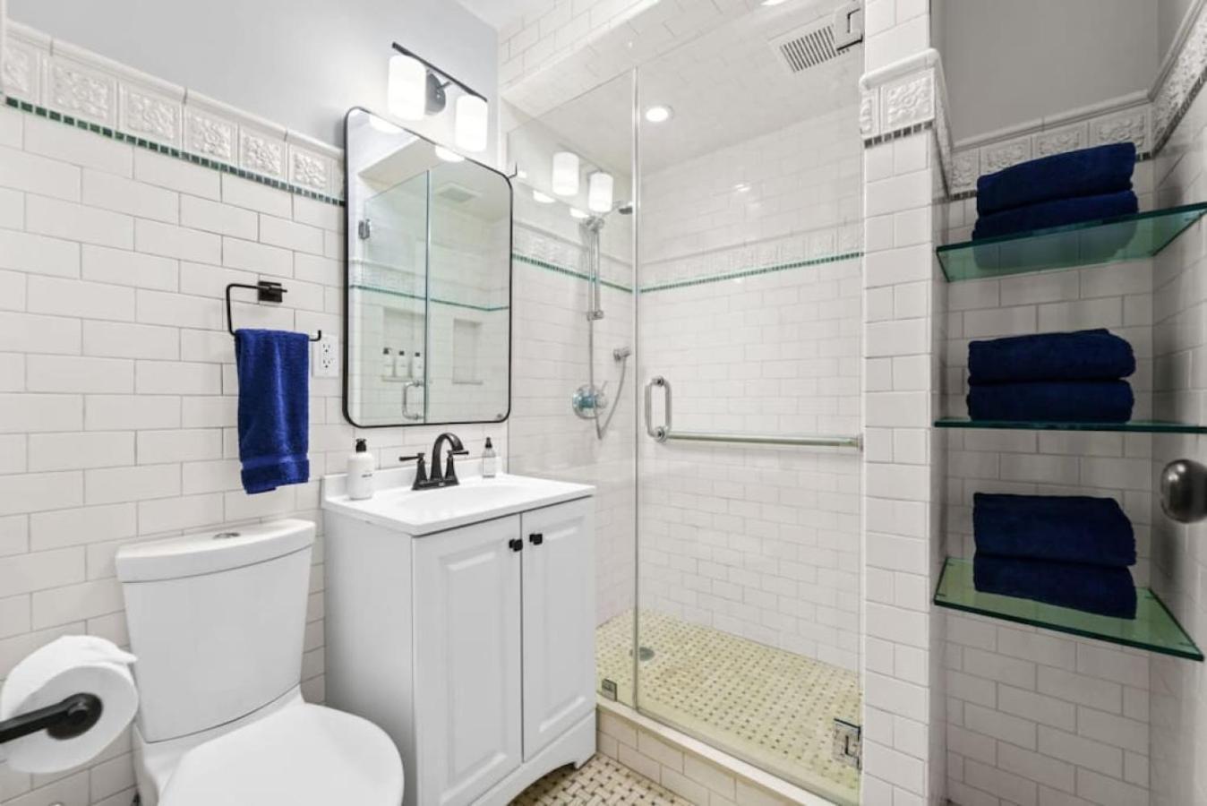 Newly Renovated 2br W Rare Private Backyard And Bbq * New York