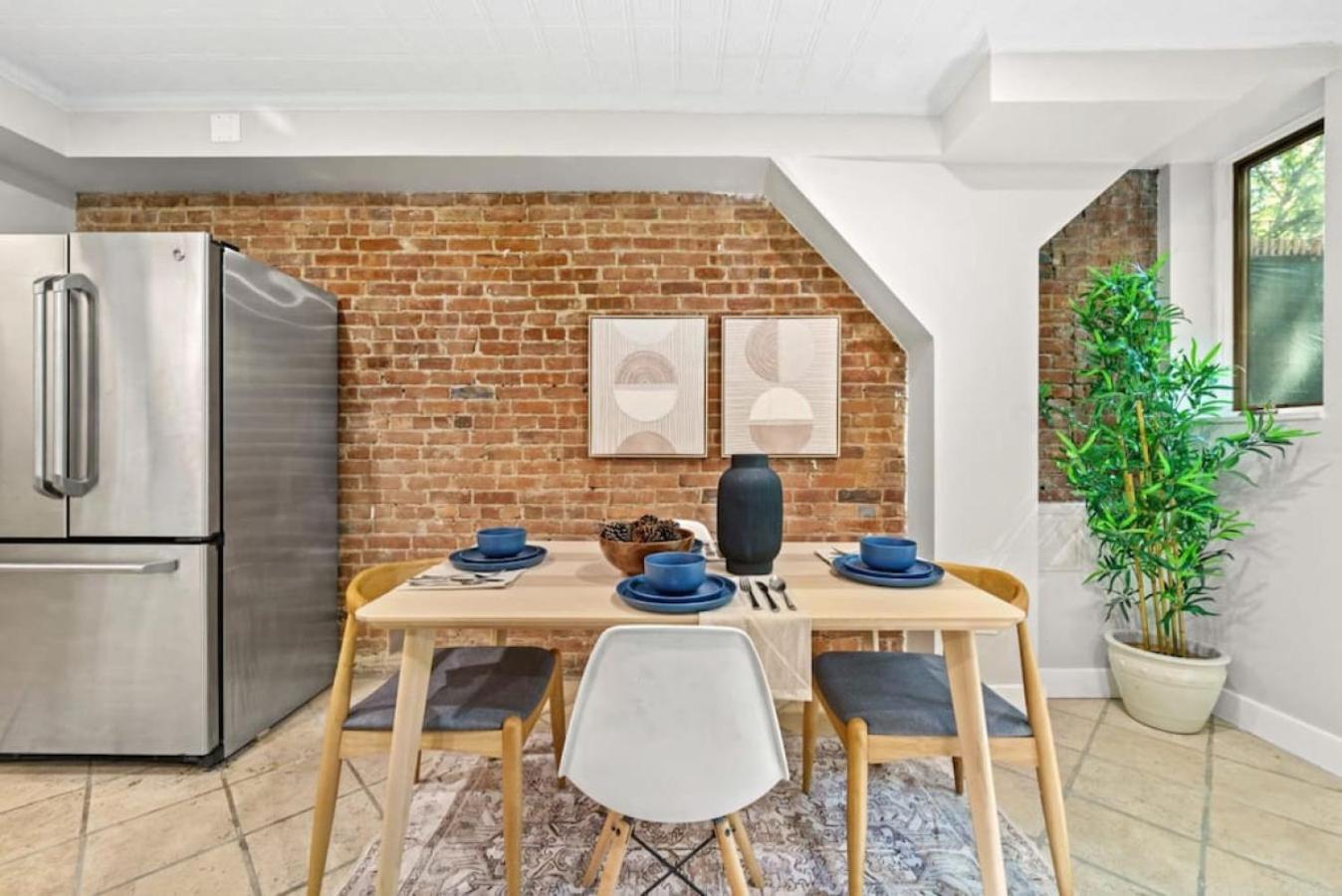 Newly Renovated 2br W Rare Private Backyard And Bbq