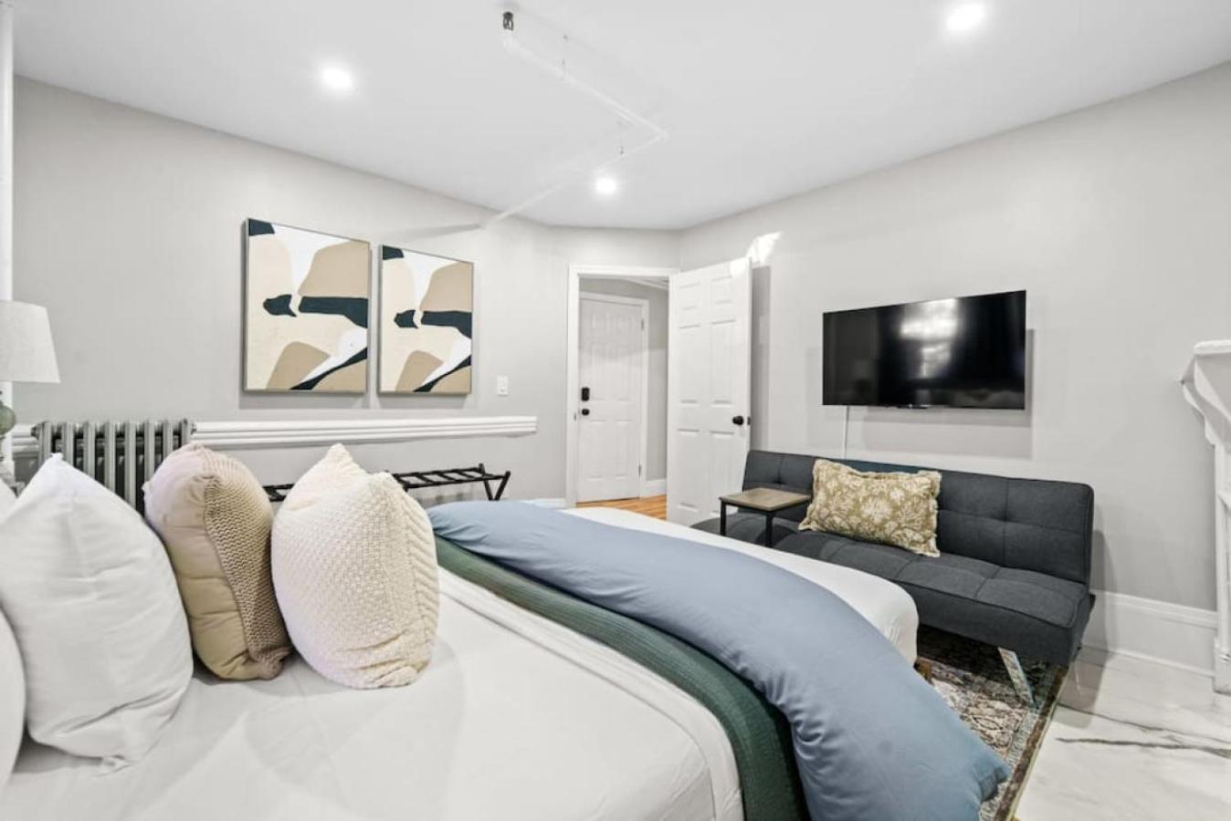 Newly Renovated 2br W Rare Private Backyard And Bbq Holiday home