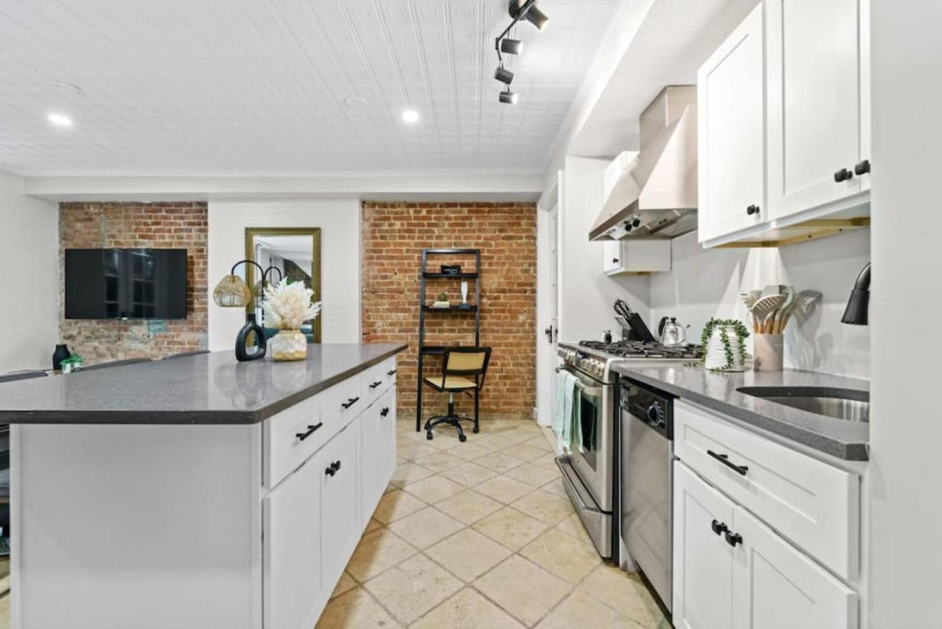 Newly Renovated 2br W Rare Private Backyard And Bbq Holiday home