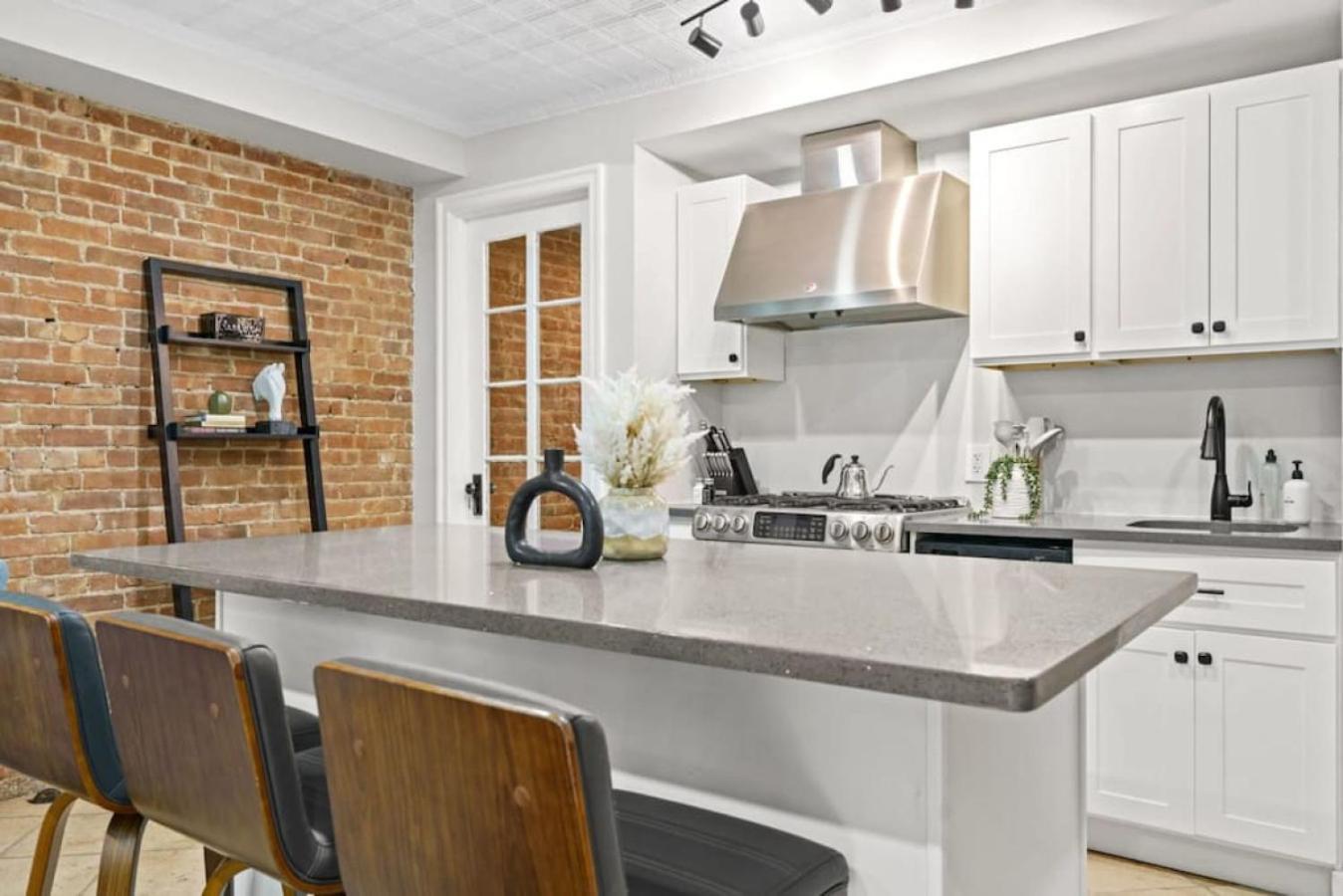 Newly Renovated 2br W Rare Private Backyard And Bbq Holiday home